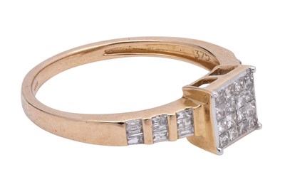 Lot 32 - A DIAMOND-SET YELLOW GOLD SQUARE TOMAS RAE RING