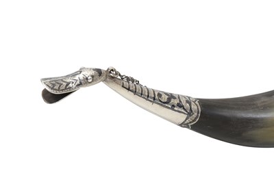 Lot 274 - A GEORGIAN DRINKING HORN (KHANTSI) WITH NIELLOED SILVER MOUNTS