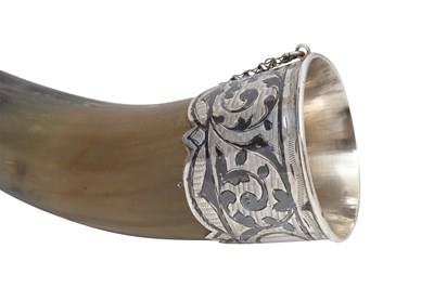 Lot 274 - A GEORGIAN DRINKING HORN (KHANTSI) WITH NIELLOED SILVER MOUNTS