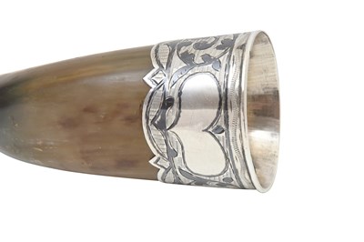 Lot 274 - A GEORGIAN DRINKING HORN (KHANTSI) WITH NIELLOED SILVER MOUNTS