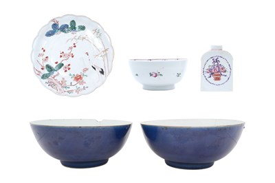 Lot 102 - A GROUP OF CHINESE AND JAPANESE PORCELAIN PIECES