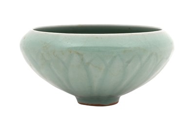 Lot 86 - A CHINESE LONGQUAN CELADON BOWL