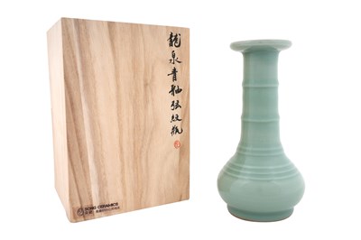 Lot 89 - A CHINESE LONGQUAN CELADON VASE