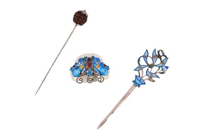 Lot 56 - A CHINESE WHITE JADE PLAQUE AND TWO HAIRPINS