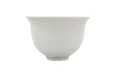 Lot 91 - A CHINESE WHITE-GLAZED 'DRAGON' BOWL
