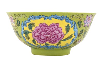 Lot 121 - A CHINESE ENAMELLED FAMILLE ROSE LIME-GROUND BOWL