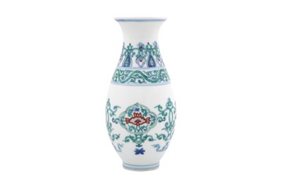 Lot 117 - A SMALL CHINESE DOUCAI VASE