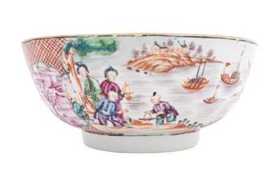 Lot 128 - A CHINESE FAMILLE ROSE MANDARIN PALETTE BOWL