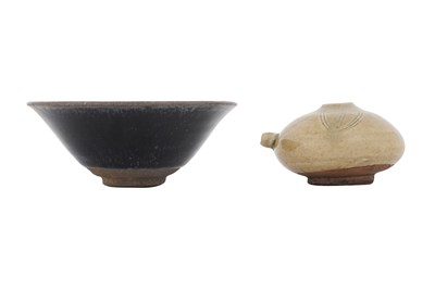 Lot 84 - A CHINESE BLACK-GLAZED CUP AND A CELADON-GLAZED WATER DROPPER