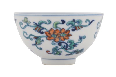 Lot 119 - A SMALL CHINESE DOUCAI CUP