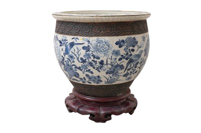 Lot 115 - A LARGE CHINESE BLUE AND WHITE JARDINIERE
