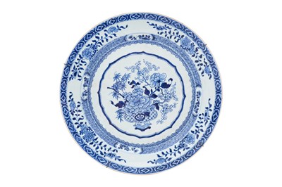 Lot 22 - A LARGE CHINESE BLUE AND WHITE CHARGER