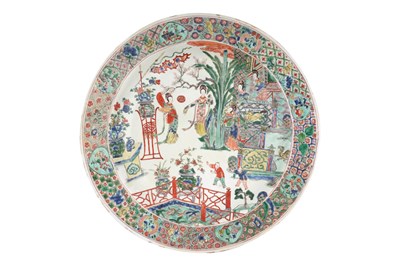 Lot 28 - A CHINESE FAMILLE VERTE CHARGER