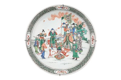 Lot 27 - A LARGE CHINESE FAMILLE VERTE CHARGER