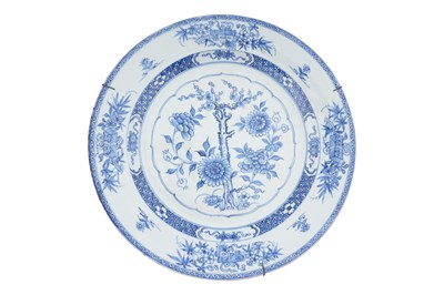 Lot 23 - A LARGE CHINESE BLUE AND WHITE CHARGER