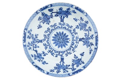 Lot 15 - A LARE CHINESE BLUE AND WHITE CHARGER
