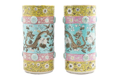 Lot 39 - A PAIR OF CHINESE FAMILLE ROSE 'DOWAGER EMPRESS' PATTERN HAT STANDS
