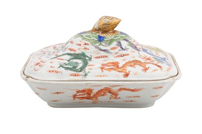 Lot 42 - A CHINESE FAMILLE VERTE 'NINE DRAGONS' BOWL AND COVER