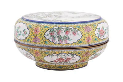 Lot 2 - A CHINESE CANTON ENAMEL FAMILLE ROSE CIRCULAR BOX AND COVER
