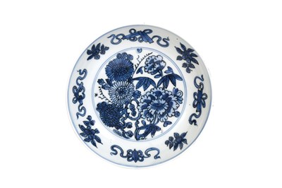 Lot 22 - A BLUE AND WHITE KOSOMETSUKE 'PEONY AND CHRYSANTHEMUM' DISH