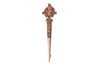 Lot 60 - A SRI LANKAN RUBY-SET PARCEL-GILT SILVER HAIRPIN (KONDAKOORA)