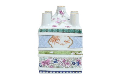 Lot 40 - A SMALL FAMILLE ROSE TULIP VASE