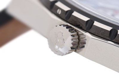 Lot 72 - A MEN'S BREITLING STAINLESS STEEL AUTOMATIC CHRONOGRAPH WRISTWATCH.